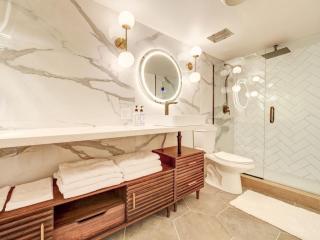 Walk to Old Town. Heated Pool. Hot tub. Gym. - 5