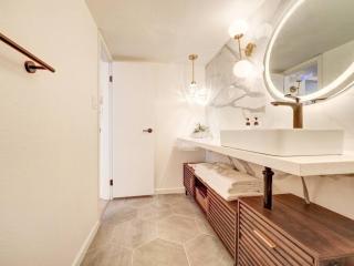 Walk to Old Town. Heated Pool. Hot tub. Gym. - 4