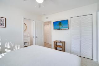 Approx 40 steps to beach entrance of Anna Maria beach - 2