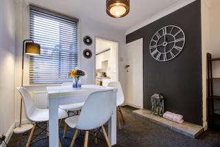 Colchester Cntrcosyofficepatiotrainparkpet - 2