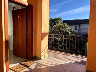 5 Min Walk to Lake - Elegant Garden Retreat - 8