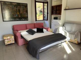 5 Min Walk to Lake - Elegant Garden Retreat - 4