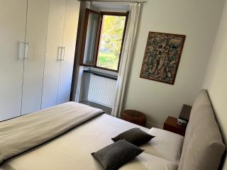 5 Min Walk to Lake - Elegant Garden Retreat - 3