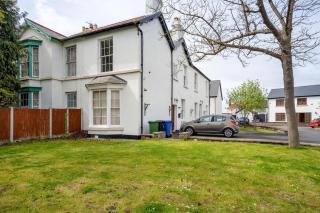 A former school converted into a luxury apartment - 7