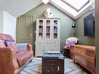 Cosy barn on rural smallholding with alpacas, goats & pigs - 8