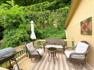 Bluffside Chalet Suite - 8