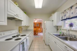 Lake Access, Tranquil Acreage Farnham Cottage - 1