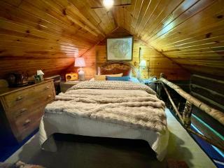 Historic Sadie's Log Cabin - 7