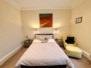 Georgian Luxury Apartment - Fast Broadband WiFi - Parking Available - 2