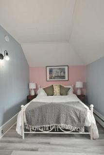 Chic & Sunny 1BR Hideaway- Apt 1 - 2