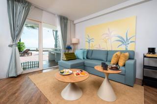 Beachfront Pool Deluxe Livingroom,Kitchen&BBQ - 8