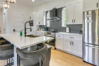 Sleek, Mod, Luxe: Soccer Fan Home Base in Houston - 8