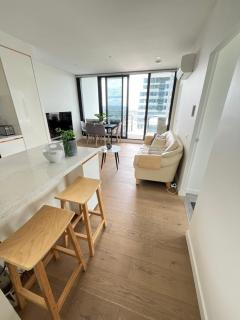 Bright Apt in Box Hill with views near station, shop, hospital - 9