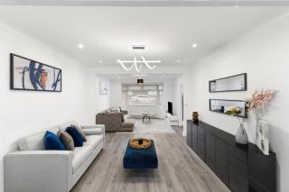 Modern 4-Bed Home Perfect for Groups in London - 9