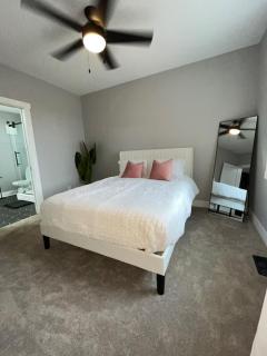 The Skylight Retreat - Private 3BR Home in Saint Paul - 3