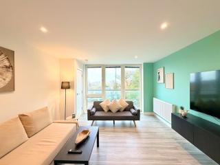 Modern and Spacious 3BR Flat W Balcony - Sleep 12 - 0