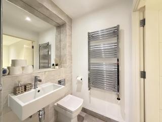 Modern and Spacious 3BR Flat W Balcony - Sleep 12 - 8