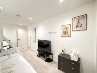 Modern and Spacious 3BR Flat W Balcony - Sleep 12 - 6