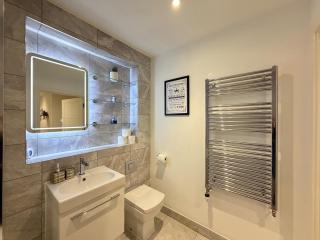 Modern and Spacious 3BR Flat W Balcony - Sleep 12 - 5