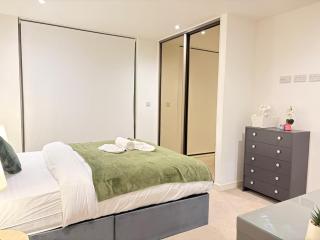 Modern and Spacious 3BR Flat W Balcony - Sleep 12 - 2