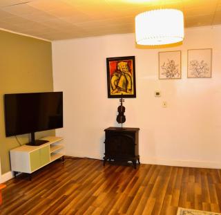 7-Bedroom Retreat Sleeps 13 - 3