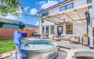 3BD Houston Heights Hideaway with Outdoor Paradise - 9