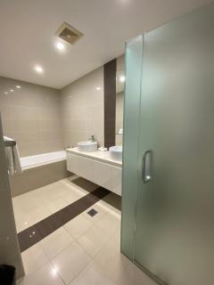 Redcliffe 4-Bedroom Waterfront Apartment - 8