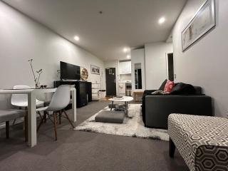 Adjacent to the Sky Tower, with a super large space - 8