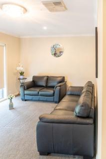 Modern Spacious 4BR Home by a 24Hour Cafe and IGA Ballarat - 5