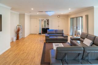 Modern Spacious 4BR Home by a 24Hour Cafe and IGA Ballarat - 8