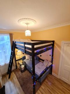 Blue House - London - 9