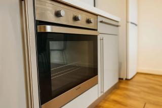 Contemporary 2 Bedroom Flat with Great Location in Salford - 3