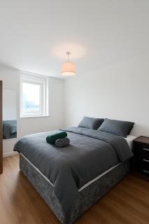 Contemporary 2 Bedroom Flat with Great Location in Salford - 4