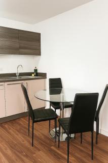 Contemporary 2 Bedroom Flat with Great Location in Salford - 3