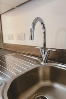 Contemporary 2 Bedroom Flat with Great Location in Salford - 2