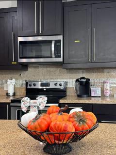 Fully Furnished 3BR and 2BA Gem Near Airport & Mall - 3