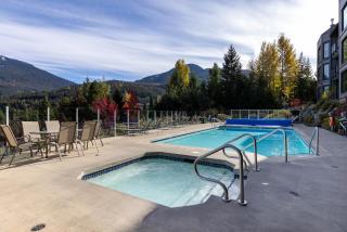 2BR Ironwood Stunning Mtn Views Shared Hot Tub & Pool Fireplace Parking - 5