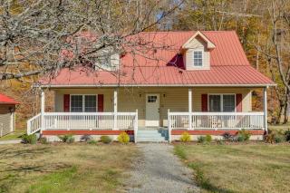Lyles Peaceful Creekside Home Hot Tub and Fire Pit - 8