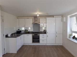 Stylish 2-Bed Flat with Open-Plan Living plus Parking - 9