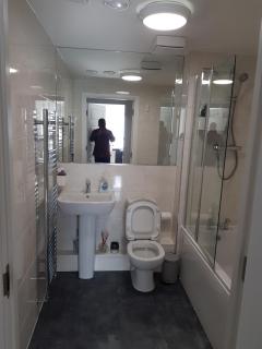 Stylish 2-Bed Flat with Open-Plan Living plus Parking - 8