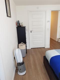 Stylish 2-Bed Flat with Open-Plan Living plus Parking - 6