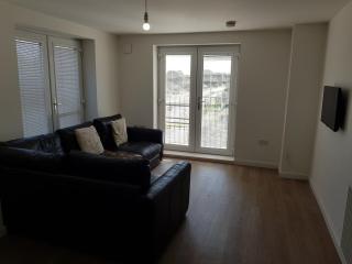 Stylish 2-Bed Flat with Open-Plan Living plus Parking - 4