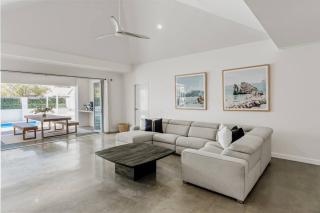 Sundrift - Sophisticated Beachside Retreat with Pool - 9