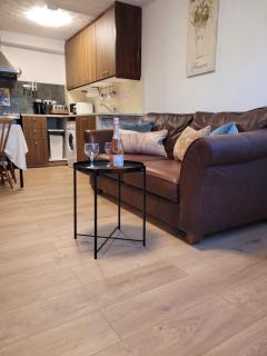 Near Heathrow T5 Slough Windsor sleeps 4 - 0