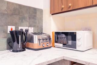 Near Heathrow T5 Slough Windsor sleeps 4 - 8