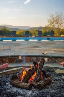 Mountain Mama Ranch - Luxury farmhouse on 200 acres with mountain views, 20mins to Shenandoah, 90mins from DC - 1