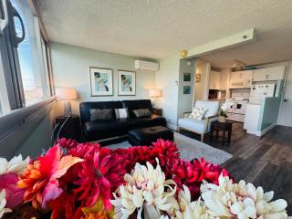 New Waikiki High-Rise 1BR with Split AC & Full Kitchen - 0