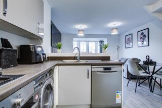 NEW! 5BR Gem by Prime Vault Properties, Town Centre Near Train Station with Driveway Parking - 5