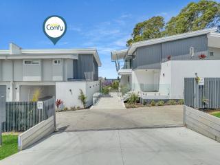 Modern 4-Bed Townhouse with Water Views - 9