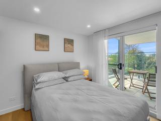 Modern 4-Bed Townhouse with Water Views - 8